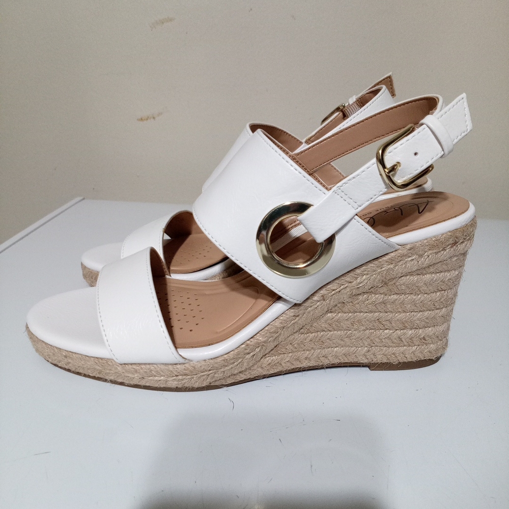 Stylish White Wedge Sandals - Picture 4 of 8